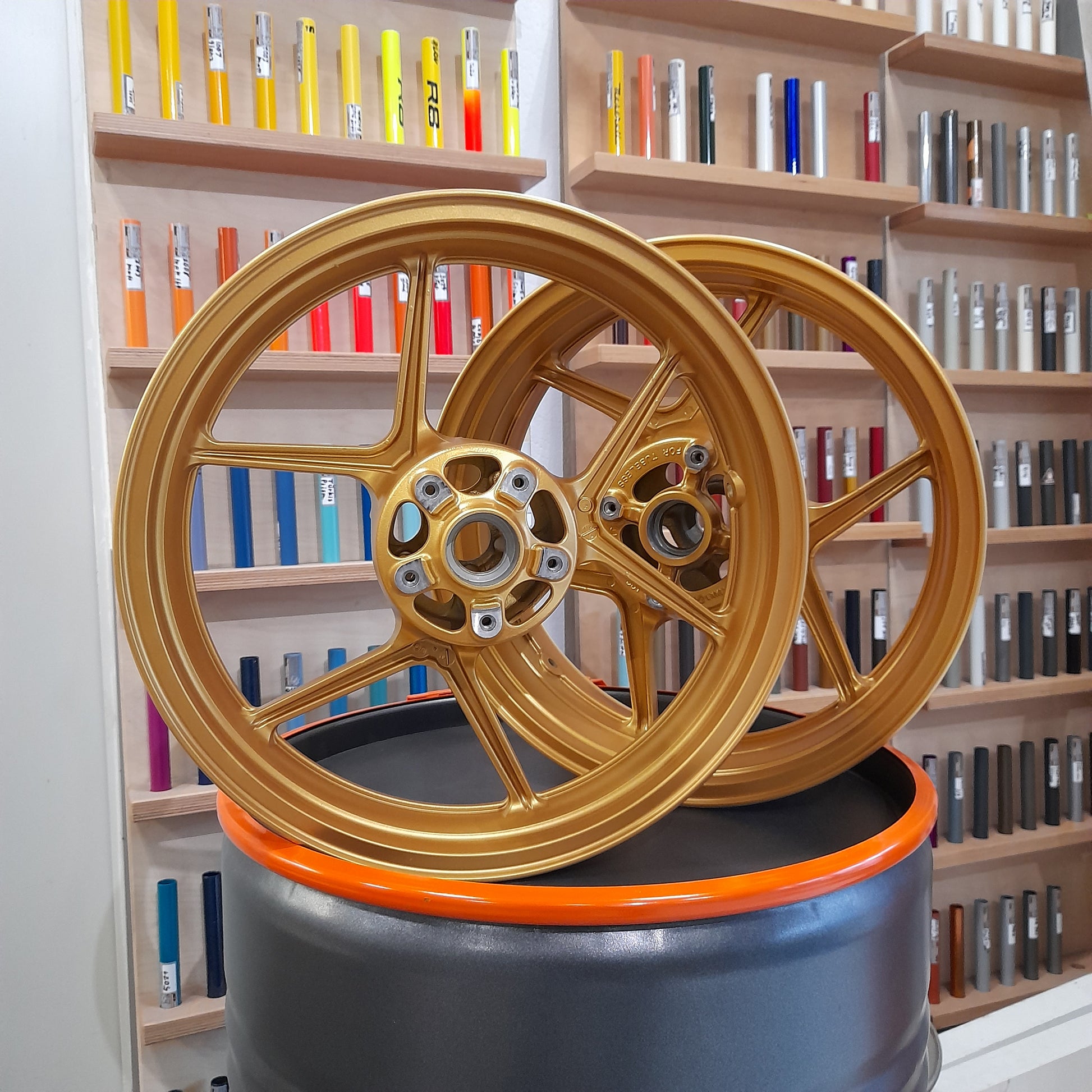 Powder coating set of motorcycle rims – Pulverbeschichtung Hamburg